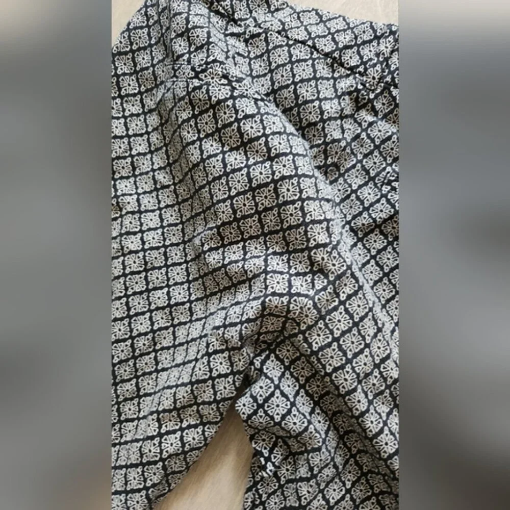 Old Navy Pixie 4 Black And White Brocade‎ Pattern Straight Leg Trouser.